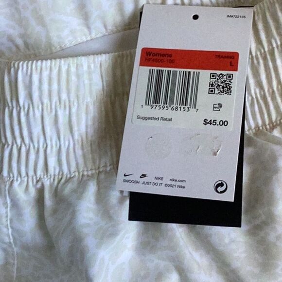 Sold Nike One Dri-FIT Ultra High-Waisted 3" Brief-Lined Shorts, Cream,Size Large - Picture 6 of 10